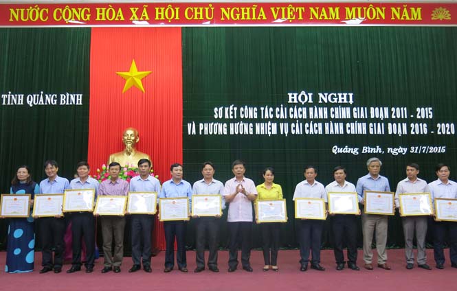 Đồng chí Nguyễn Hữu Hoài, Phó Bí thư Tỉnh ủy, Chủ tịch UBND tỉnh trao bằng khen cho các tập thể có thành tích suất sắc trong công tác CCHC