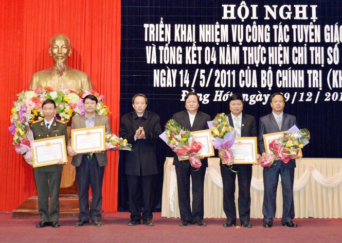 Đồng chí Hoàng Đăng Quang, Phó Bí thư Thường trực Tỉnh ủy, Trưởng đoàn ĐBQH tỉnh trao bằng khen của Ban Thường vụ Tỉnh ủy cho các tập thể đạt thành tích xuất sắc trong công tác Tuyên giáo năm 2014. (Ảnh: H.D)