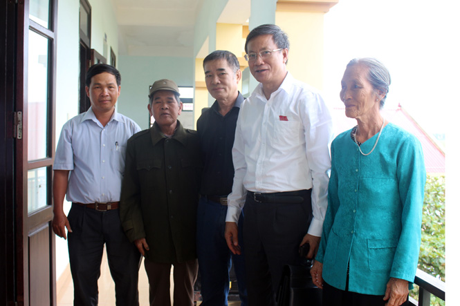 Ông Lương Ngọc Bính, Ủy viên BCH Trung ương Đảng, Bí thư Tỉnh ủy trao đổi cùng cử tri xã Lộc Ninh