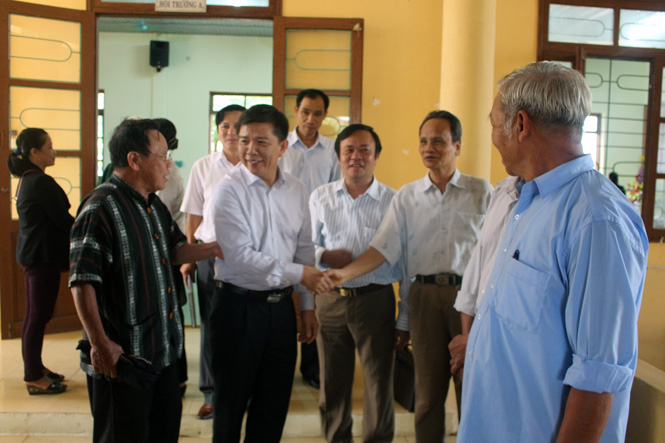 Ông Nguyễn Hữu Hoài, Phó Bí thư Tỉnh ủy, Chủ tịch UBND tỉnh trao đổi với cử tri phường Phú Hải.