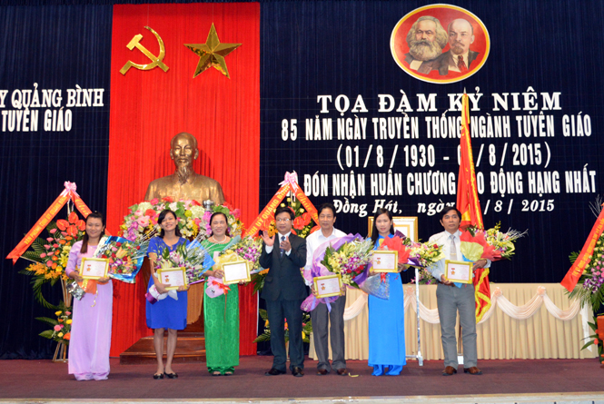 Đồng chí Cao Văn Định, Tỉnh ủy viên, Trưởng Ban Tuyên giáo Tỉnh ủy trao Kỷ niệm chương 