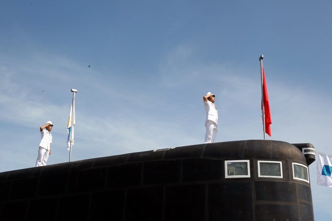 Hình ảnh tại Lễ thượng cờ hai tàu ngầm Kilo hiện đại đầu tiên của Hải quân Việt Nam. (Ảnh: TTXVN)