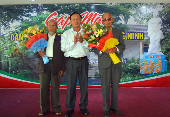 Đồng chí Trần Hải Châu, Tỉnh ủy viên, Bí thư Huyện ủy Quảng Ninh tặng hoa cho đại diện các thế hệ cán bộ bệnh viện B Lệ Ninh.