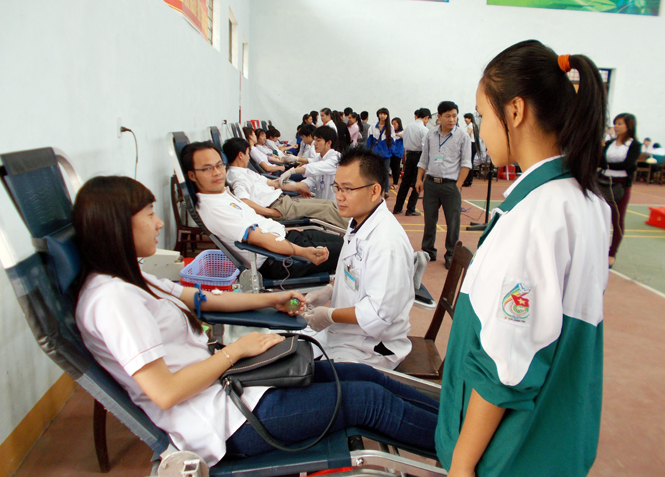 Cán bộ, ĐVTN trong Khối tích cực hưởng ứng phong trào hiến máu tình nguyện.