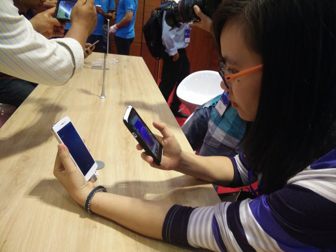 Smartphone đang trở thành vật bất ly thân với người dùng Việt Nam - Ảnh: Đức Thiện