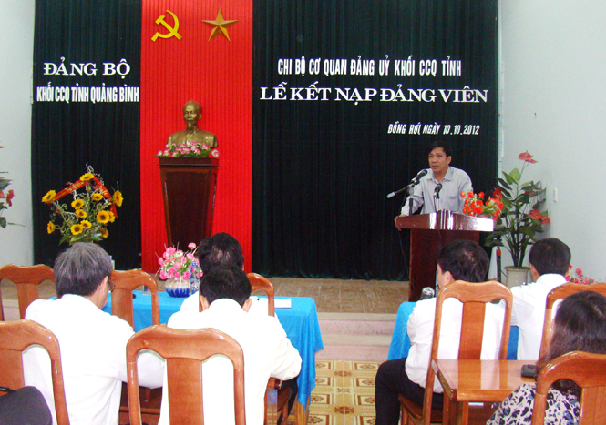 Chi bộ cơ quan Đảng ủy Khối các cơ quan tỉnh tổ chức lễ kết nạp đảng viên.