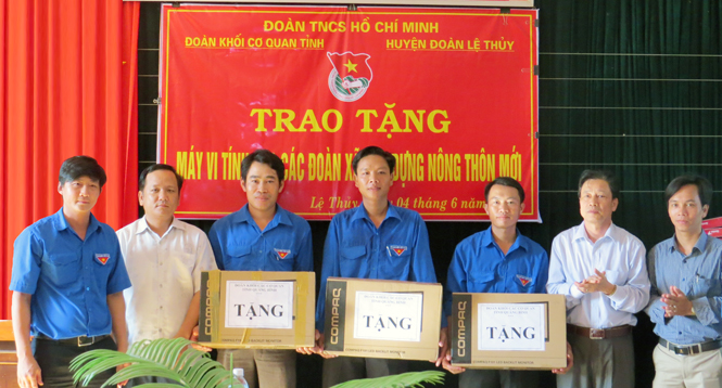 Đoàn Khối các cơ quan tỉnh, Huyện đoàn Lệ Thuỷ trao tặng máy vi tính cho các Đoàn xã xây dựng nông thôn mới.