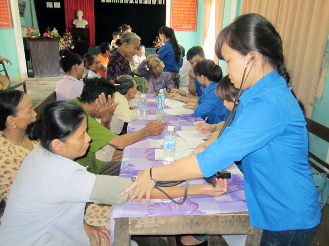 Đoàn viên thanh niên trong Khối tổ chức khám, cấp phát thuốc cho người dân vùng khó khăn.