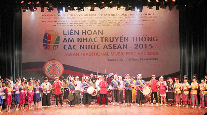 Các nghệ sĩ Đông Nam Á tại Liên hoan âm nhạc truyền thống các nước ASEAN 2015 - Ảnh: HÀ ĐỒNG