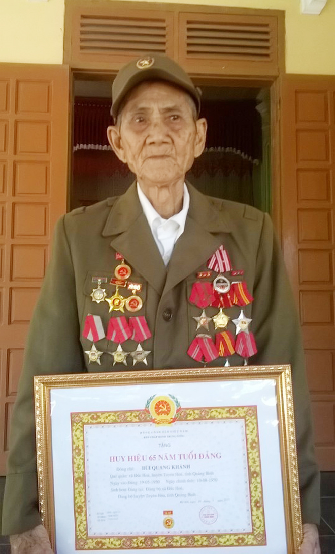 Ông Bùi Quang Khánh và tấm bằng huy hiệu 65 năm tuổi Đảng.