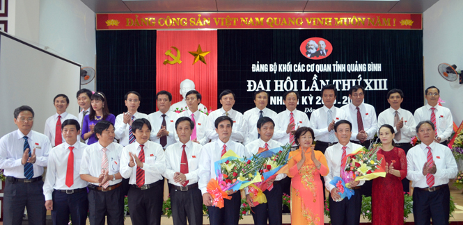 Đồng chí Nguyễn Thị Thanh Hương, UVTV Tỉnh ủy, Phó Chủ tịch HĐND tỉnh tặng hoa cho Ban Chấp hành Đảng bộ Khối các cơ quan tỉnh nhiệm kỳ 2015-2020.