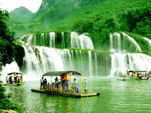 Thuyền, bè đưa khách du lịch tham quan khu vực xung quanh thác Bản Giốc. (Ảnh: Phương Hoa/TTXVN)