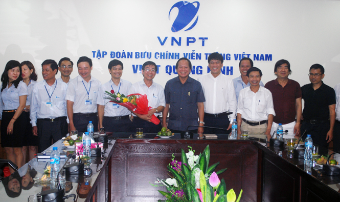 Đồng chí Trương Minh Tuấn, Thứ trưởng Bộ Thông tin và Truyền thông đến thăm và làm việc tại VNPT Quảng Bình (tháng 7-2015).