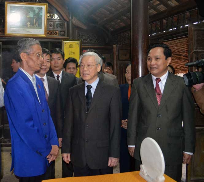 Đồng chí Bí thư Huyện ủy tháp tùng Tổng Bí thư Nguyễn Phú Trọng thăm Nhà lưu niệm Đại tướng Võ Nguyên Giáp, tháng 2-2015.