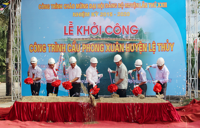 Khởi công xây dựng cầu Phong Xuân-một trong những công trình chào mừng Đại hội Đảng bộ huyện Lệ Thủy.