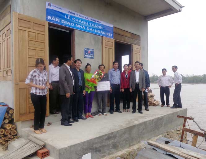 Lãnh đạo Ủy ban Mặt trận TQVN huyện Lệ Thủy phối hợp với Công ty Xăng dầu Quảng Bình bàn giao nhà Đại đoàn kết cho hộ nghèo trên địa bàn huyện.