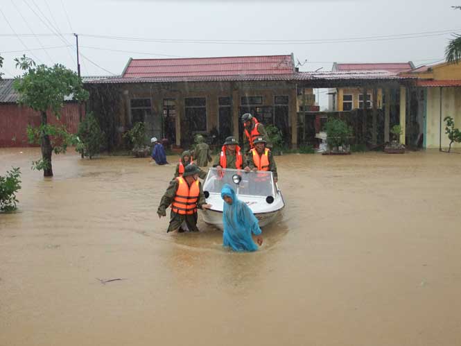 Lực lượng Công an huyện Lệ Thủy chuẩn bị phương tiện sẵn sàng tham gia phòng chống lụt bão.