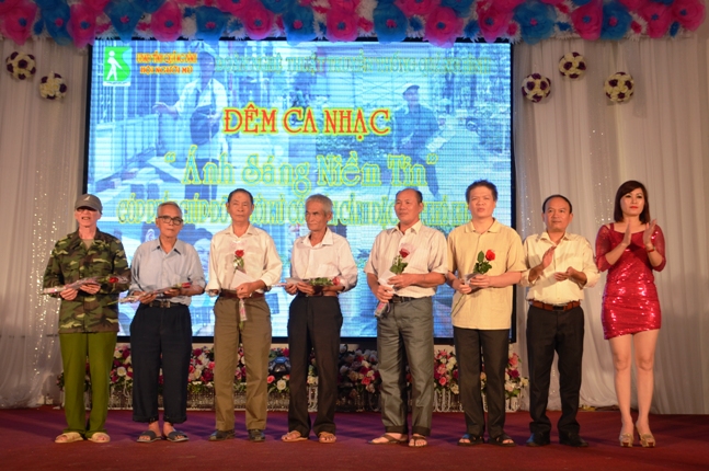 Đại diện Đoàn nghệ thuật truyền thống Quảng Bình trao quà cho những gia đình có hoàn cảnh khó khăn tại thành phố Đồng Hới