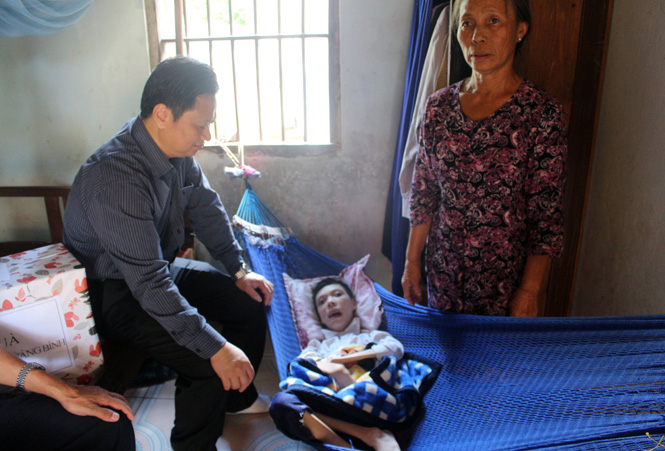 Đồng chí Nguyễn Tiến Hoàng, Tỉnh ủy viên, Phó Chủ tịch UBND tỉnh thăm cháu Phan Văn Lâm, 21 tuổi (xã Đức Ninh, TP. Đồng Hới) nạn nhân CĐDC.