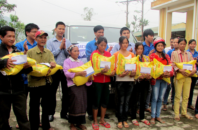 Đoàn thanh niên BIDV Quảng Bình trao quà cho các hộ dân có hoàn cảnh khó khăn ở huyện Minh Hóa.