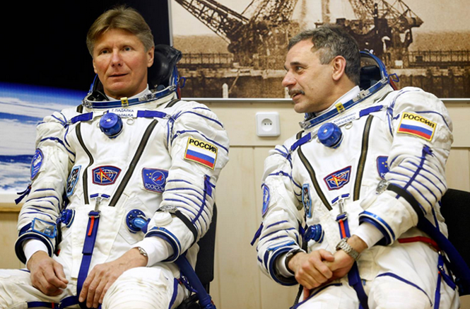 Hai nhà du hành vũ trụ Nga Ghenady Padalka và Mikhail Kornienko. (Nguồn: AP)