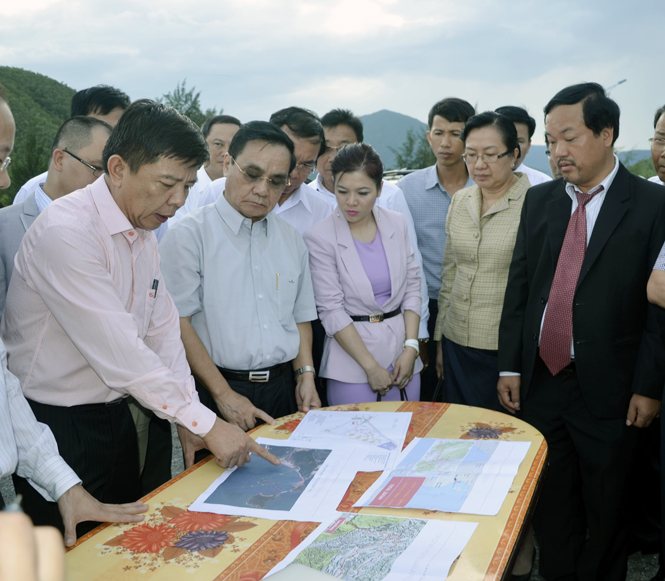 Đồng chí Chủ tịch UBND tỉnh giới thiệu địa điểm dự kiến xây dựng Kho xăng dầu ngoại quan tại Cảng Hòn La với Thủ tướng nước CHDCND Lào (tháng 7-2015).