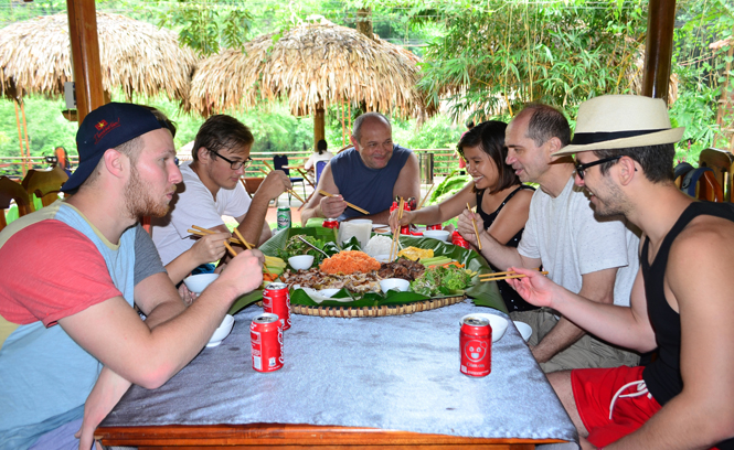 Các du khách nước ngoài rất thích thú với những món ăn Việt Nam