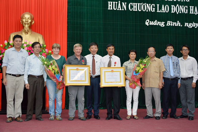 Ông HOWARD LIMBERT và ông HỒ KHANH chụp ảnh lưu niệm cùng các đồng chí lãnh đạo tỉnh trong buổi lễ trao tặng Huân chương Lao động hạng Ba.