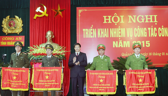 Đồng chí Lương Ngọc Bính, Ủy viên Trung ương Đảng, Bí thư Tỉnh ủy, Chủ tịch HĐND tỉnh, trao tặng cờ đơn vị xuất sắc cho tập thể có những thành tích trong phong trào thi đua năm 2014.