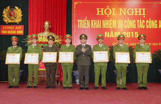 Thiếu tướng Từ Hồng Sơn, Ủy viên Thường vụ Tỉnh uỷ, Giám đốc Công an tỉnh  trao giấy khen cho các tập thể, cá nhân có thành tích xuất sắc trong công tác  công an năm 2014.