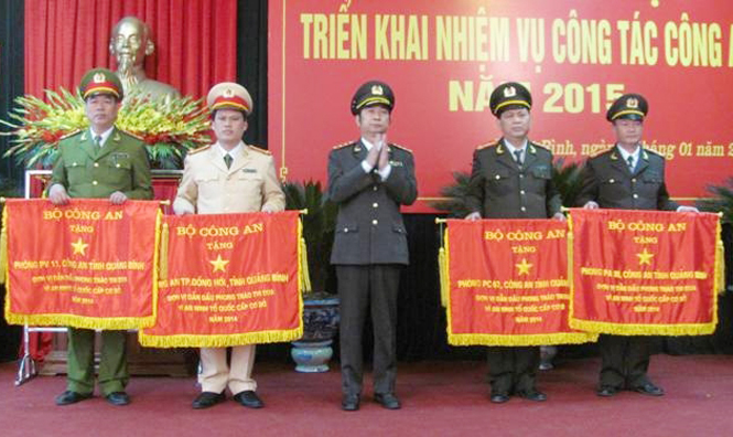 Thượng tướng Đặng Văn Hiếu, Ủy viên Trung ương Đảng, Thứ trưởng Thường trực Bộ Công an trao cờ thi đua xuất sắc của Bộ Công an cho các tập thể.