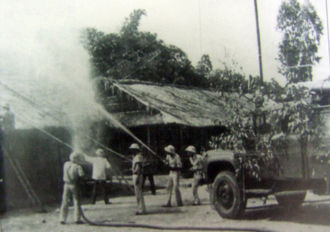 Đội Cảnh sát PCCC Công an Quảng Bình đang tập luyện phương án chữa cháy (năm 1971). Ảnh: Tư liệu