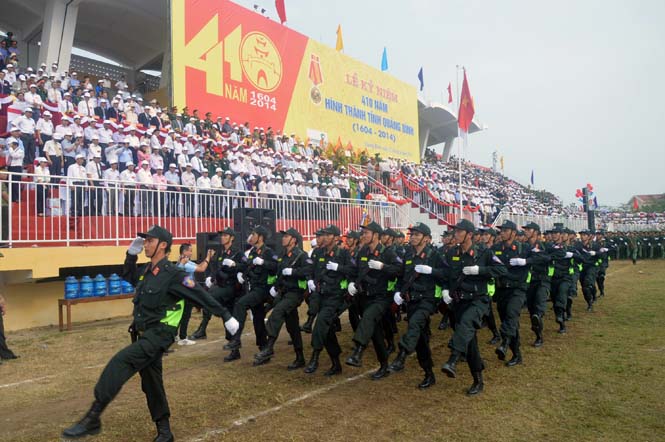 CBCS Công an tỉnh biểu dương lực lượng tại Lễ kỷ niệm 410 năm hình thành tỉnh Quảng Bình. Ảnh: A.T
