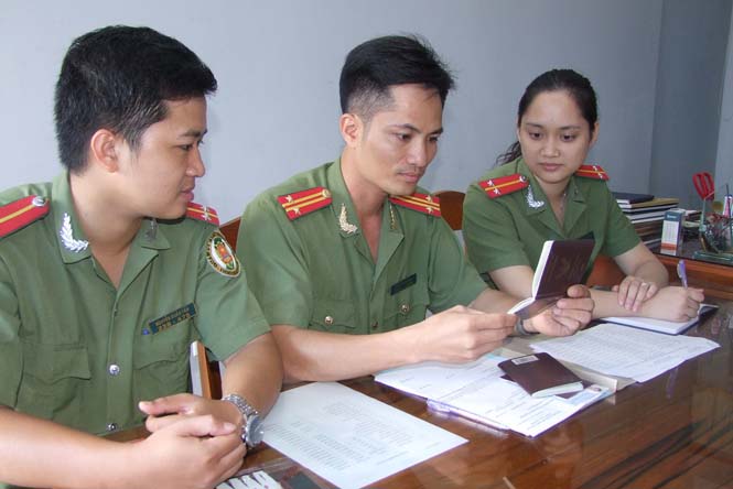 Trung tá Trần Thanh Nam (ngồi giữa) tấm gương của sự miệt mài, cẩn trọng và luôn biết vượt qua mọi khó khăn để hoàn thành tốt nhiệm vụ.