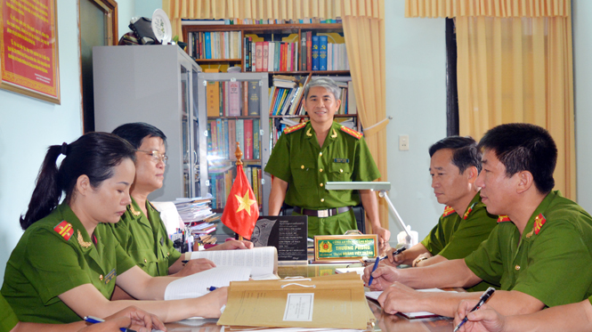 Đại tá Hoàng Việt Thắng cùng đồng đội thảo luận kế hoạch điều tra một vụ án hình sự.