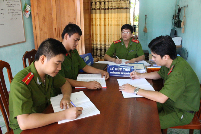 Đại úy Lê Đức Tâm, Trưởng Công an thị trấn Kiến Giang (Lệ Thủy) họp bàn kế hoạch công tác với các cán bộ, chiến sỹ.