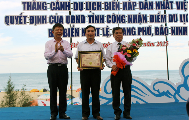 Đồng chí Nguyễn Hữu Hoài, Chủ tịch UBND tỉnh trao Bằng công nhận bãi biển Nhật Lệ được công nhận vào Top 10 thắng cảnh du lịch biển hấp dẫn nhất Việt Nam cho lãnh đạo thành phố Đồng Hới.