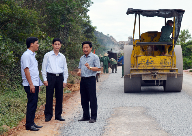 Đồng chí Lê Công Hữu, Phó Bí thư Đảng ủy Khối Doanh nghiệp tỉnh, kiểm tra công trình sửa chữa nền mặt đường 9B do Công ty CP sửa chữa đường bộ và xây dựng tổng hợp Quảng Bình thi công.