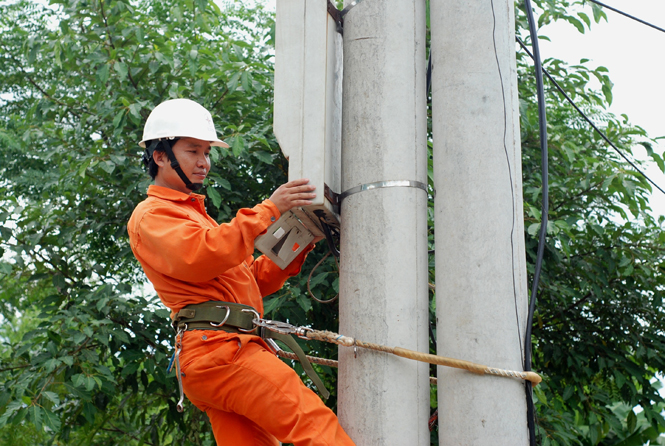Anh Lê Gia Phú đang kiểm tra hệ thống điện lưới tại xã Mai Thủy (Lệ Thủy).