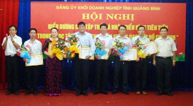 Ban Thường vụ Đảng uỷ Khối trao thưởng cho các tập thể và cá nhân điển hình tiên tiến trong học tập và làm theo tấm gương đạo đức Hồ Chí Minh.