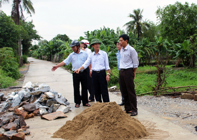Đồng chí Chủ tịch UBND thị xã kiểm tra xây dựng nông thôn mới tại xã Quảng Tiên.