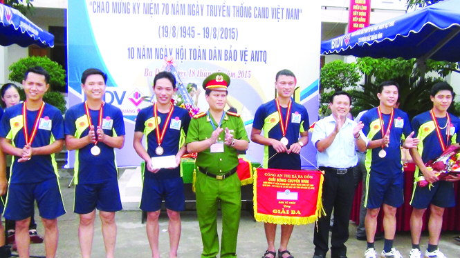 Công an thị xã Ba Đồn tổ chức các hoạt động chào mừng kỷ niệm 70 năm Ngày truyền thống Công an nhân dân Việt Nam.