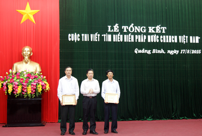 Đồng chí Nguyễn Tiến Hoàng, Tỉnh ủy viên, Phó Chủ tịch UBND tỉnh trao giải cho các tập thể đạt giải tại cuộc thi viết “Tìm hiểu Hiến pháp nước Cộng hòa xã hội chủ nghĩa Việt Nam”.