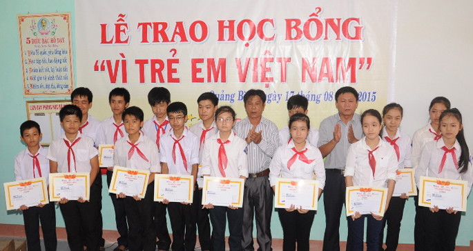 Học sinh Trường THCS Kiến Giang nhận học bổng của Báo Đầu tư.