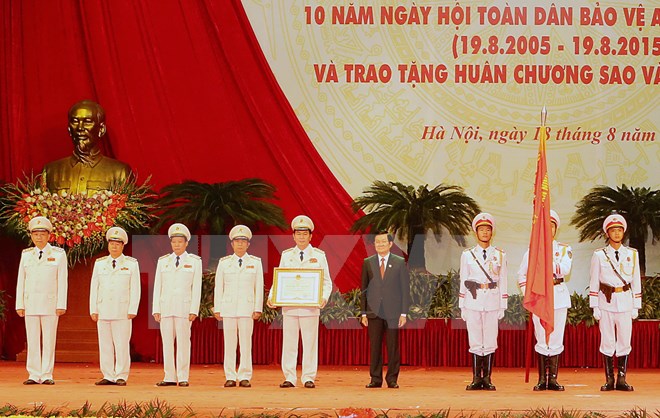 Chủ tịch nước Trương Tấn Sang trao tặng Huân chương Sao Vàng cho Công an nhân dân Việt Nam. (Ảnh: Nguyễn Khang/TTXVN)