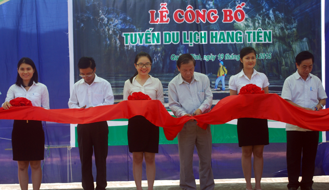 Lễ cắt băng khai trương tuyến du lịch hang Tiên tại xã Cao Quảng, huyện Tuyên Hoá.