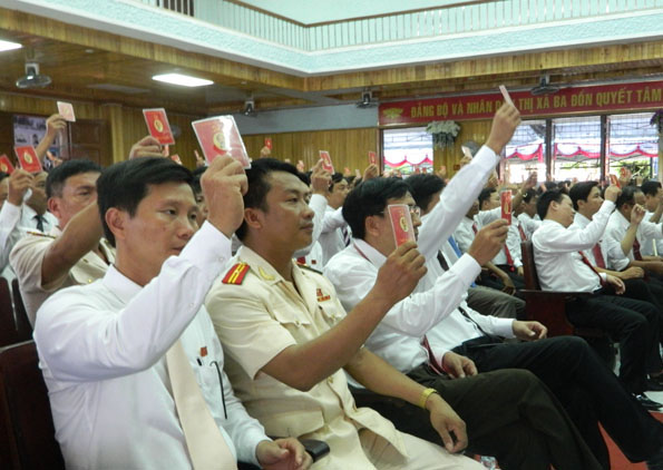 Các đại biểu biểu quyết thông qua Nghị quyết Đại hội.