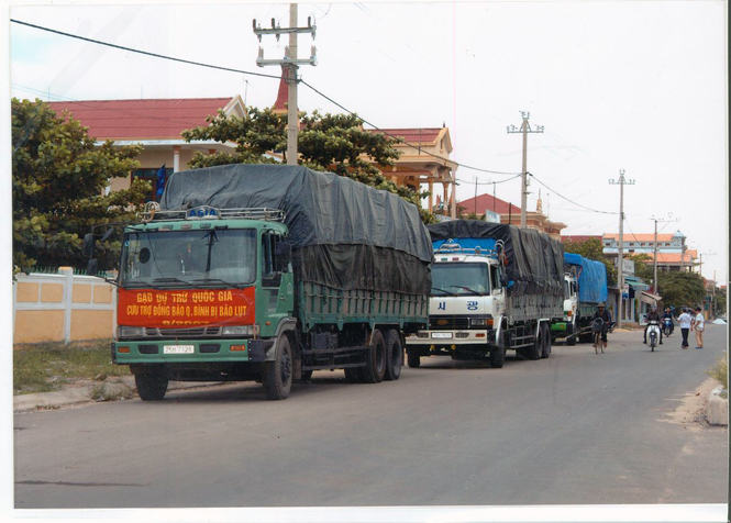 Vận chuyển gạo cứu trợ cho đồng bào vùng lũ Quảng Bình năm 2013.