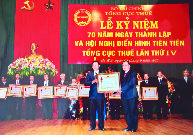 Ngành Thuế Quảng Bình được tặng Huân chương Lao động hạng Nhất.