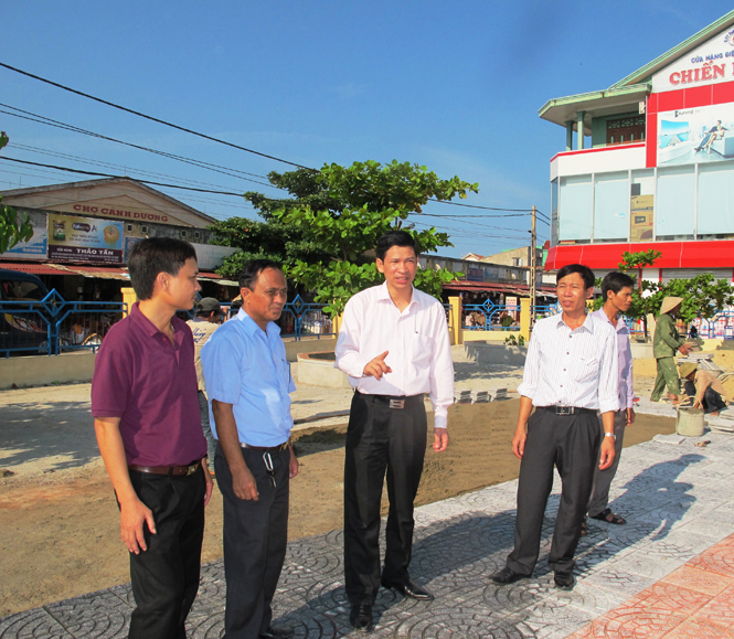 Đồng chí Bí thư Huyện ủy kiểm tra tình hình xây dựng nông thôn mới tại xã Cảnh Dương.